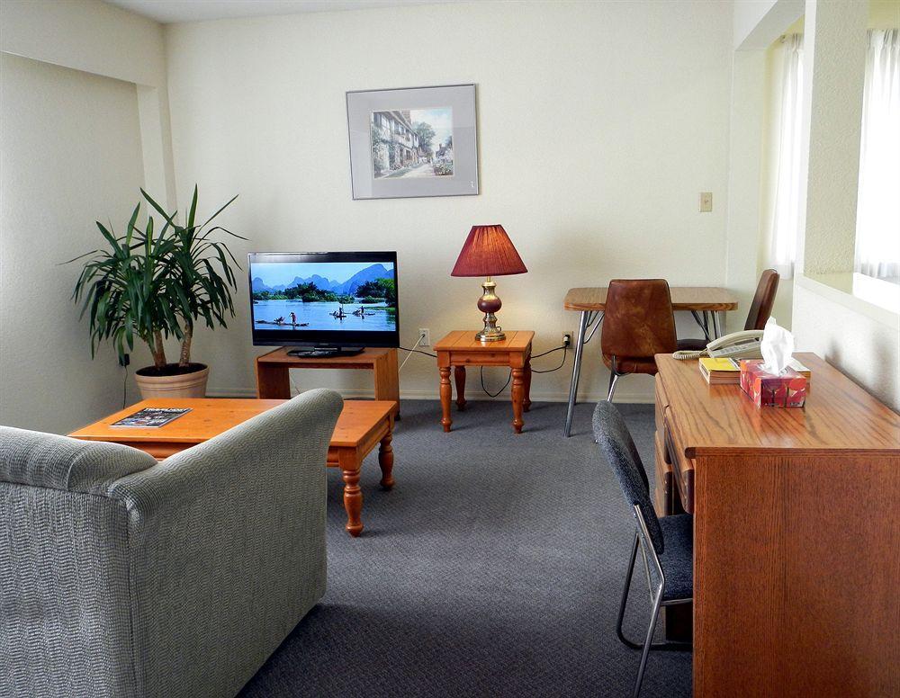 Mayfair Motel Виктория Екстериор снимка