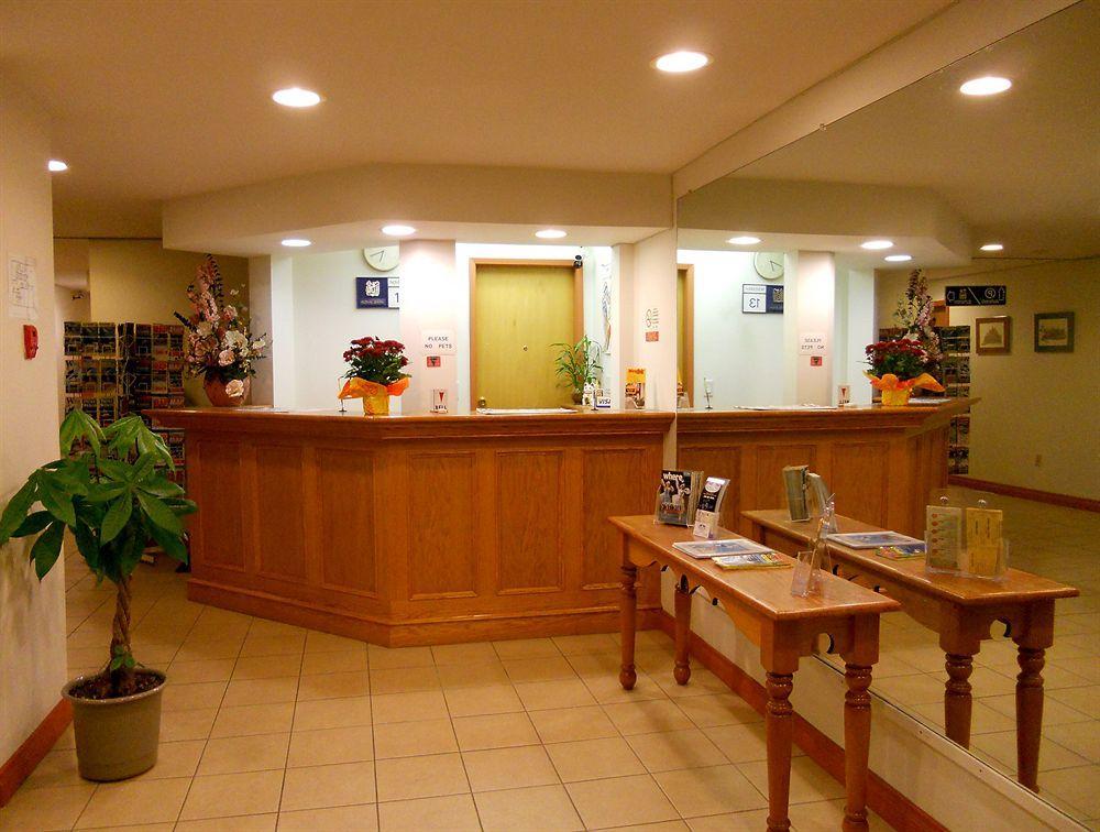 Mayfair Motel Виктория Екстериор снимка