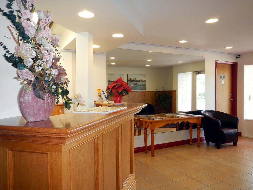 Mayfair Motel Виктория Екстериор снимка