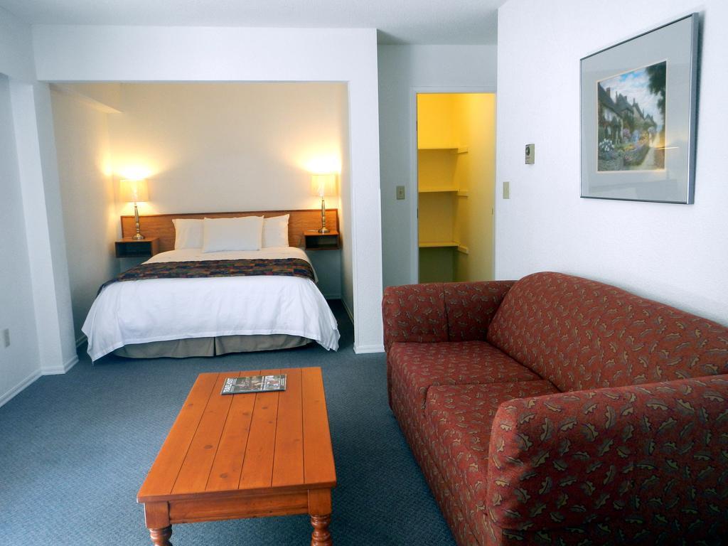 Mayfair Motel Виктория Екстериор снимка