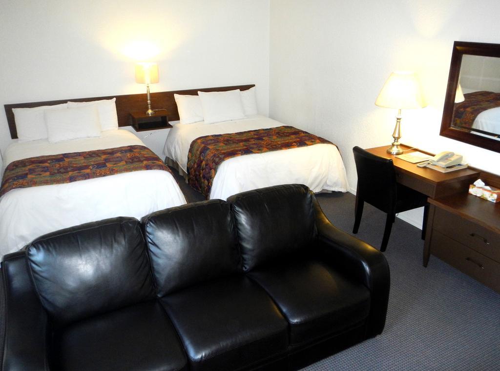 Mayfair Motel Виктория Екстериор снимка