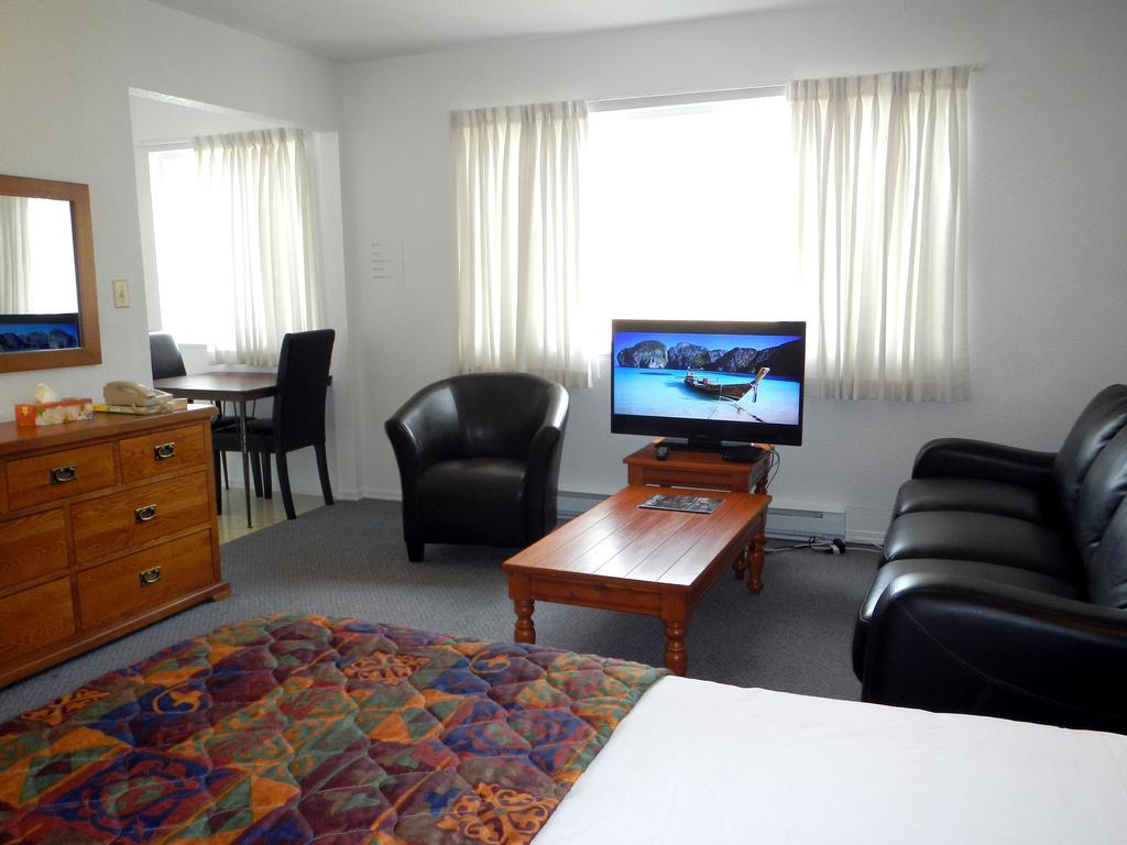 Mayfair Motel Виктория Екстериор снимка