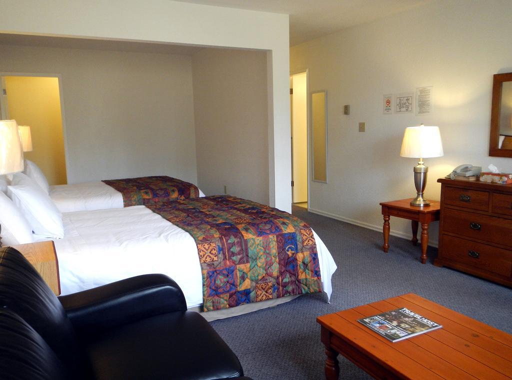 Mayfair Motel Виктория Екстериор снимка
