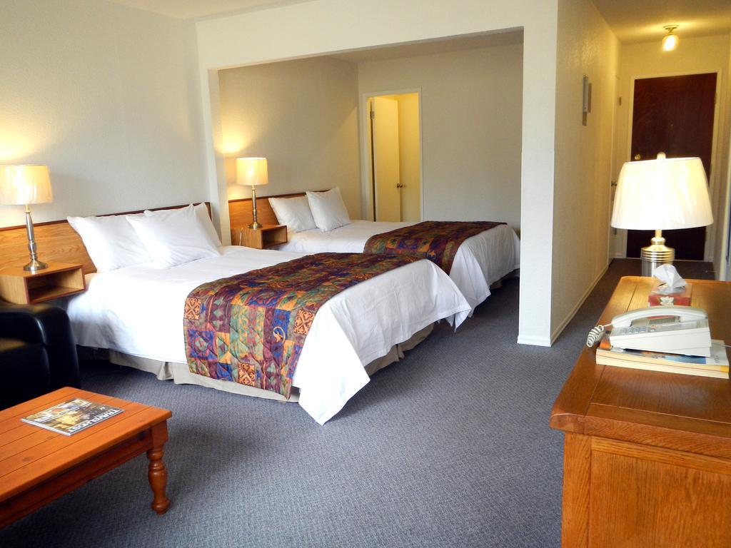 Mayfair Motel Виктория Екстериор снимка