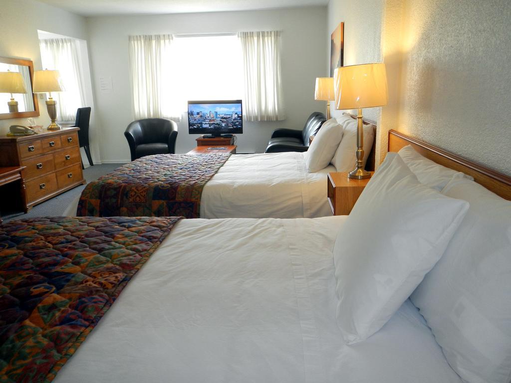 Mayfair Motel Виктория Екстериор снимка