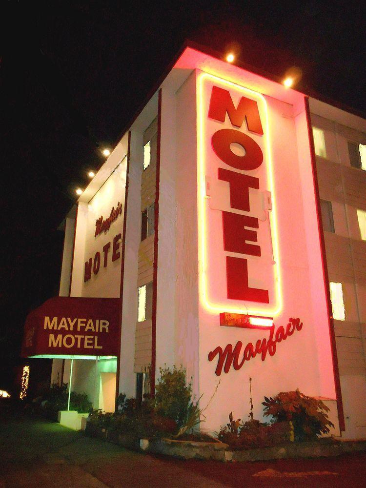 Mayfair Motel Виктория Екстериор снимка