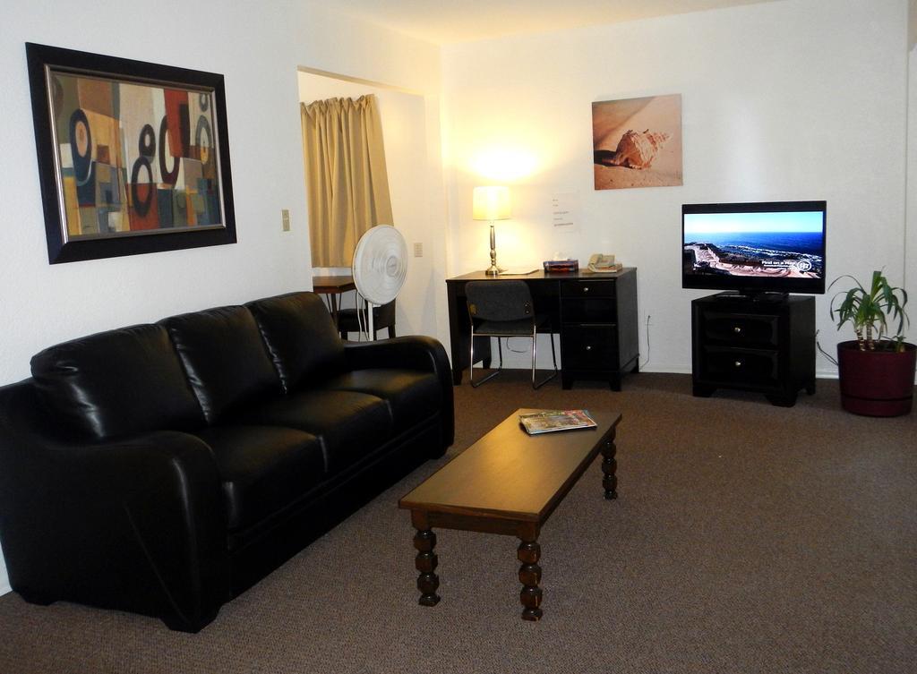 Mayfair Motel Виктория Екстериор снимка