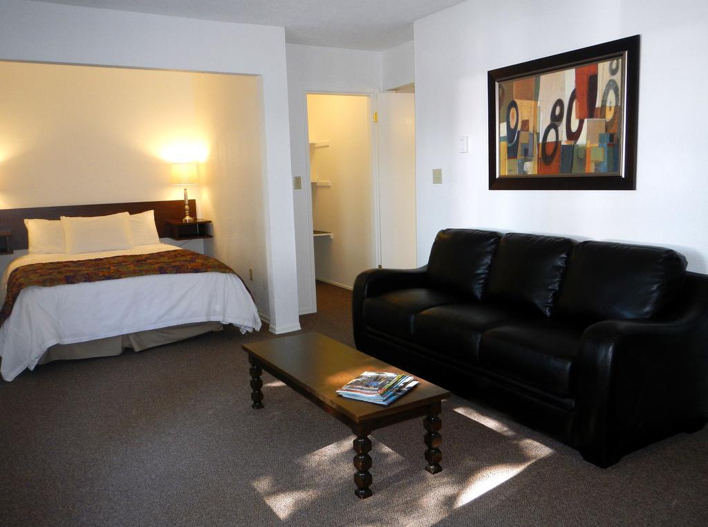Mayfair Motel Виктория Екстериор снимка