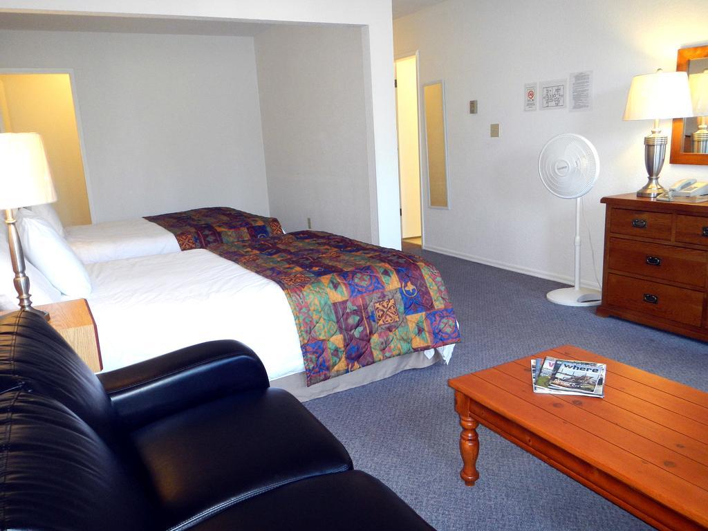 Mayfair Motel Виктория Екстериор снимка