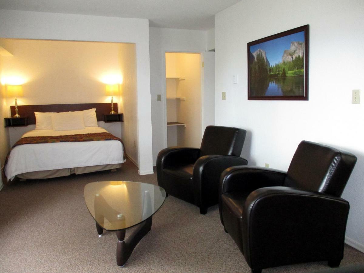 Mayfair Motel Виктория Екстериор снимка