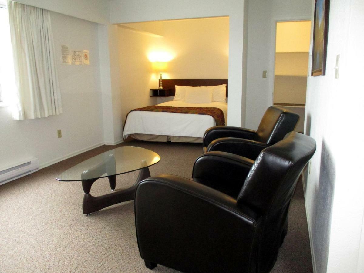 Mayfair Motel Виктория Екстериор снимка